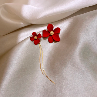 Aretes Asimetricos Flor Carmesí