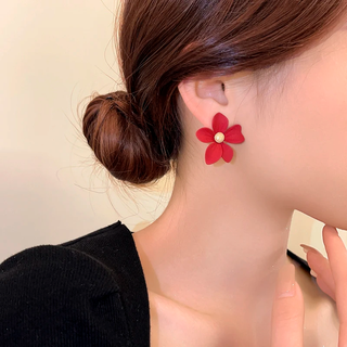 Aretes Asimetricos Flor Carmesí
