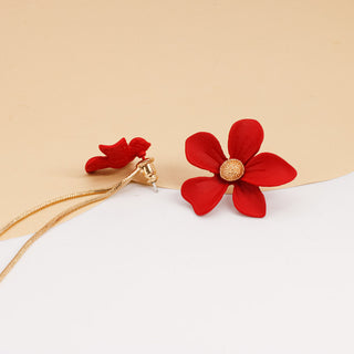 Aretes Asimetricos Flor Carmesí