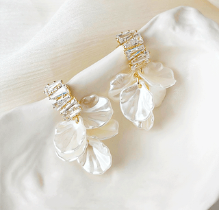 Aretes de Pétalos Blancos con Zirconias