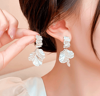 Aretes de Pétalos Blancos con Zirconias